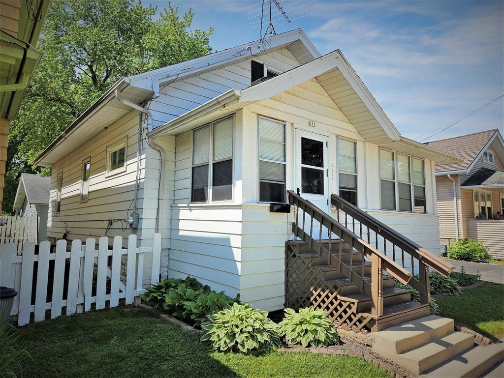 Photo of 611 E Parkway AVENUE, Oshkosh, WI 54901 (MLS # 50335011)