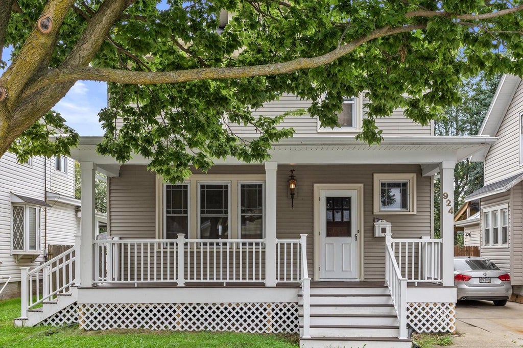 Photo of 924 Hayes AVENUE, Racine, WI 53405 (MLS # 1981715)