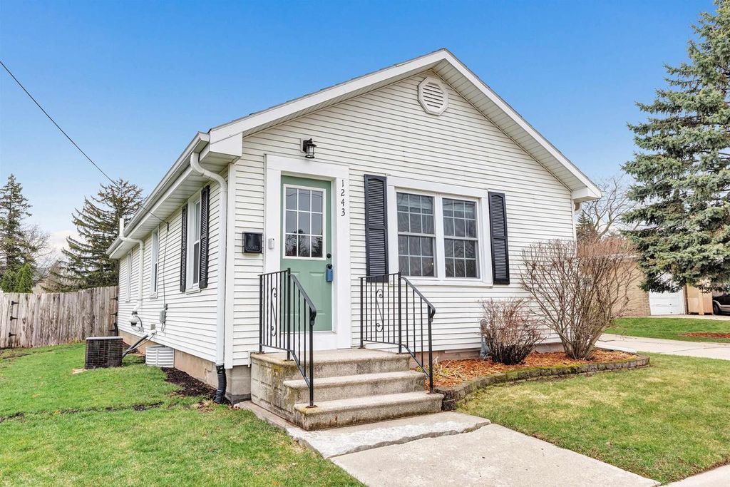 Photo of 1243 Elmore STREET, Green Bay, WI 54303 (MLS # 50323686)