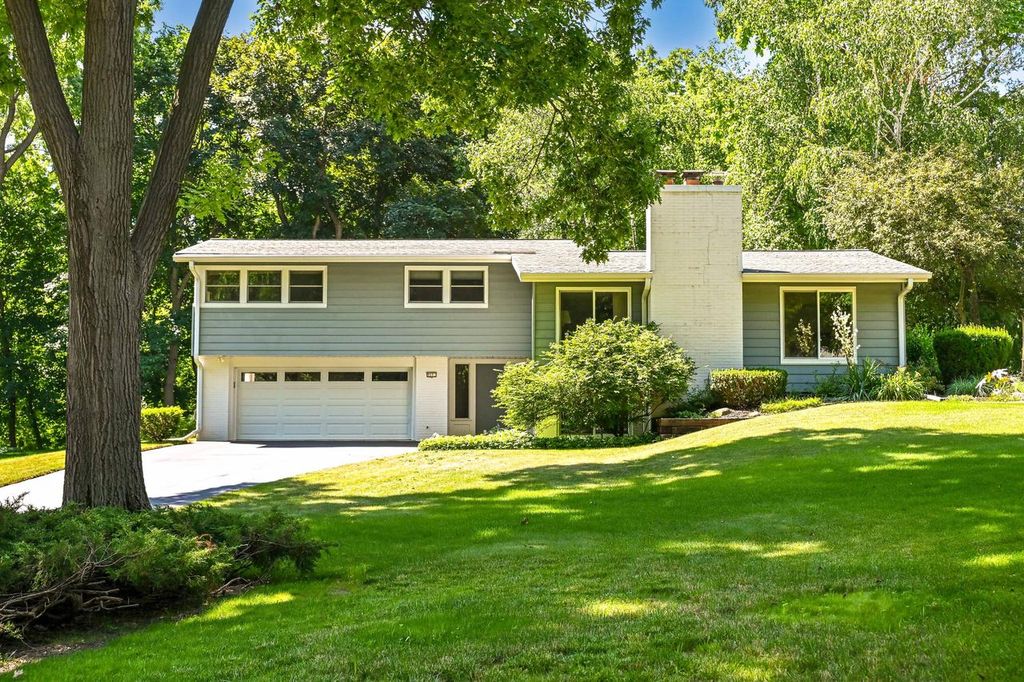Photo of 955 Katherine DRIVE, Elm Grove, WI 53122 (MLS # 1971605)
