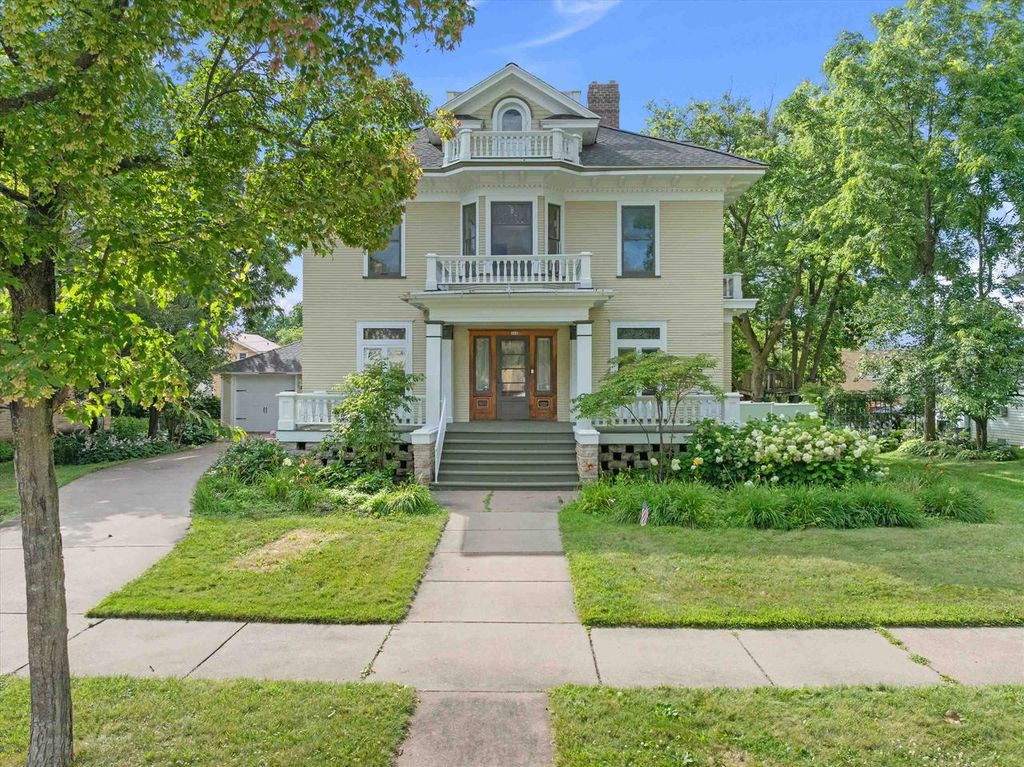 Photo of 208 S Cherry AVENUE, Marshfield, WI 54449 (MLS # 22603196)