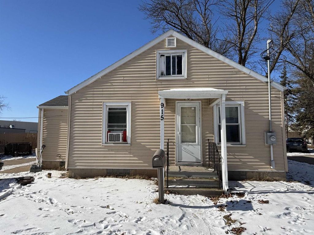 Photo of 915 S Outagamie STREET, Appleton, WI 54914 (MLS # 50320756)