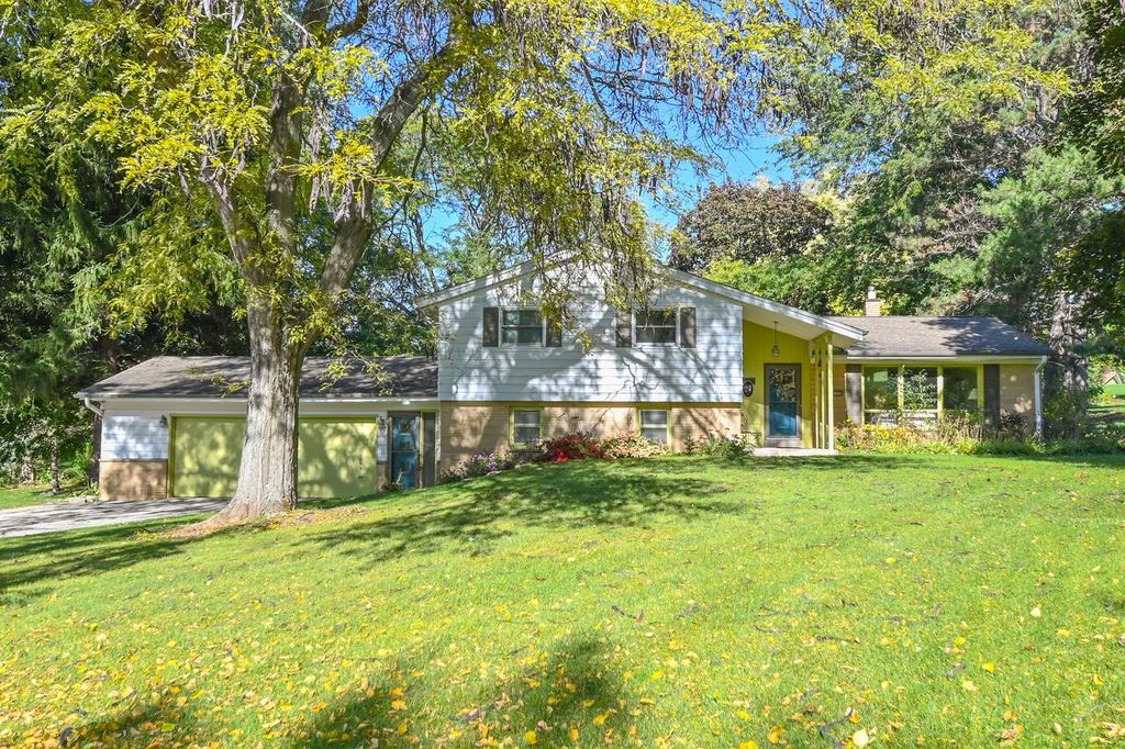 Photo of 19250 Benington DRIVE, Brookfield, WI 53045 (MLS # 1939713)