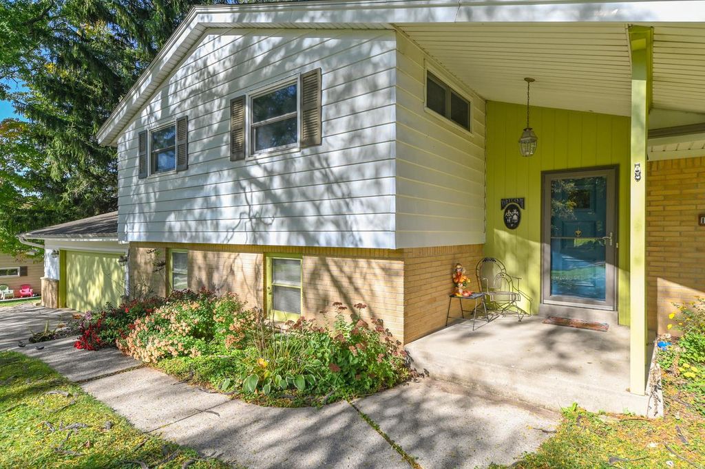 Photo of 19250 Benington DRIVE, Brookfield, WI 53045 (MLS # 1939713)