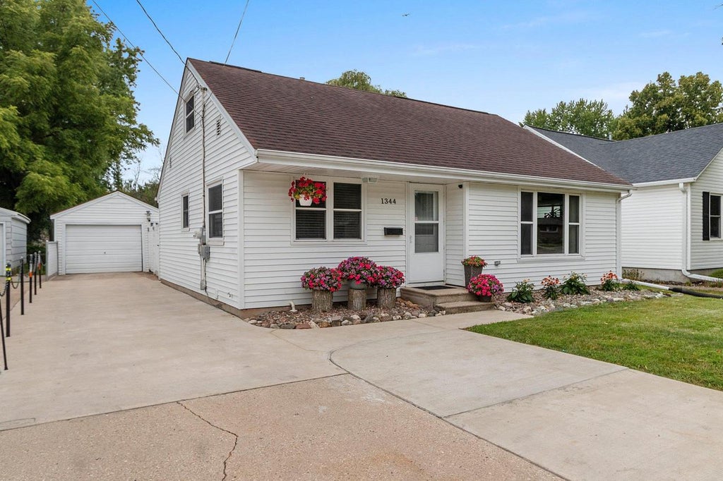 Photo of 1344 Hastings STREET, Green Bay, WI 54301 (MLS # 50330501)