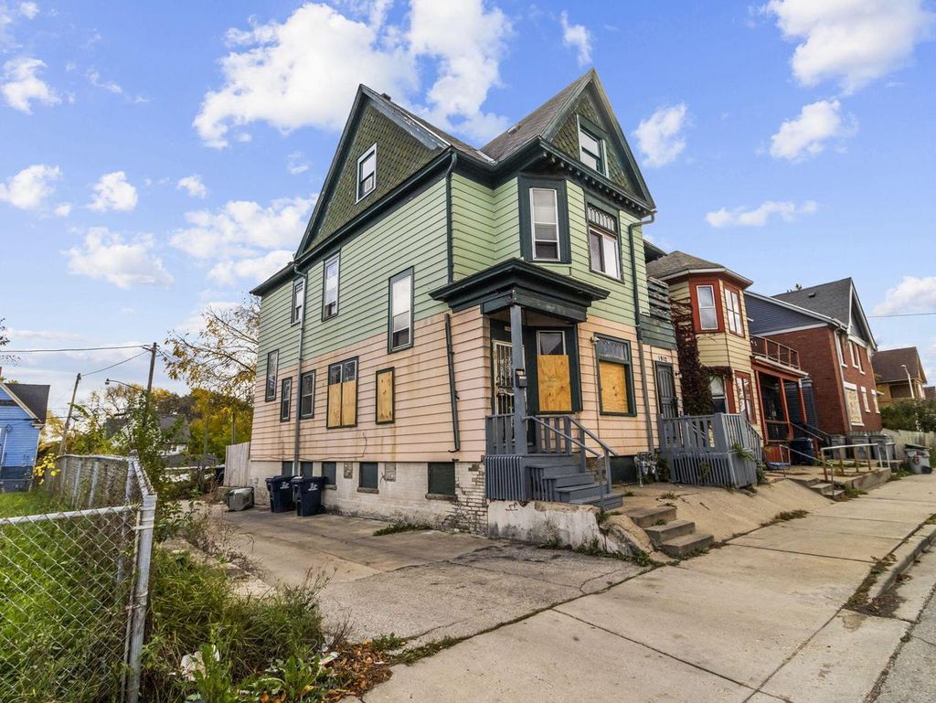 Photo of 1912 N 27th STREET #1914, Milwaukee, WI 53208 (MLS # 1937736)