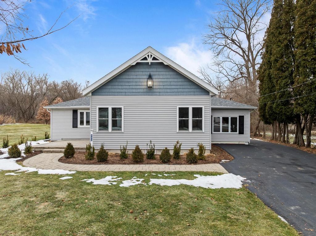 Photo of 132 Fontana AVENUE, Fontana, WI 53125 (MLS # 1945881)