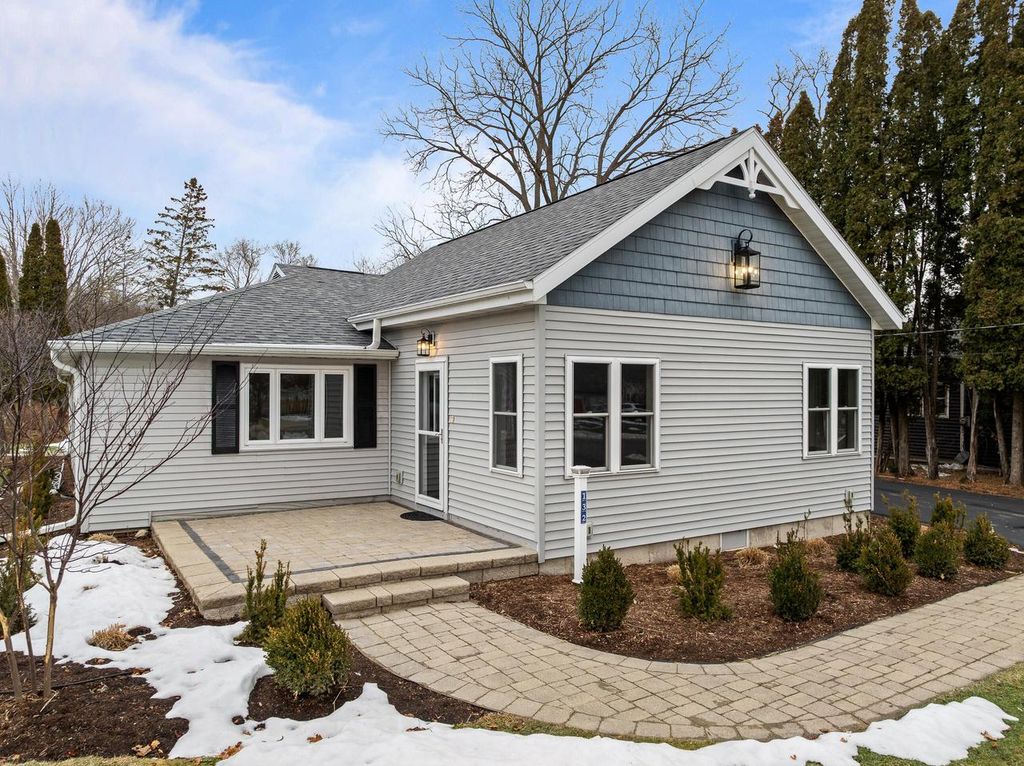 Photo of 132 Fontana AVENUE, Fontana, WI 53125 (MLS # 1945881)