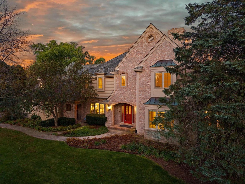 Photo of 10522 N Manor CIRCLE, Mequon, WI 53092 (MLS # 1984184)