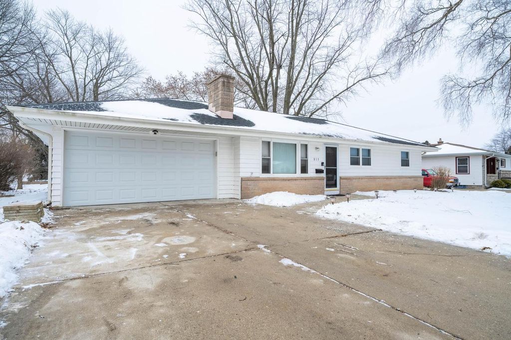 Photo of 813 N Moreland BOULEVARD, Waukesha, WI 53188 (MLS # 1949441)