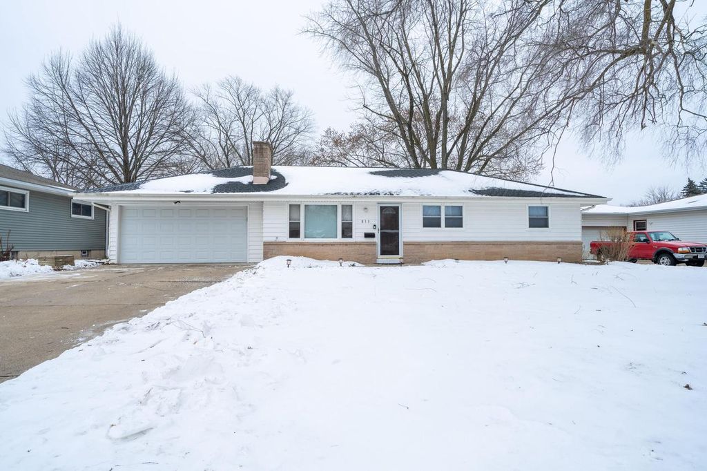 Photo of 813 N Moreland BOULEVARD, Waukesha, WI 53188 (MLS # 1949441)