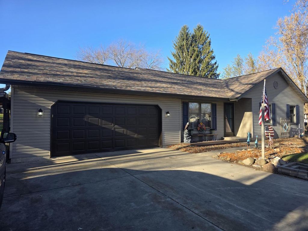 Photo of 731 Sherwood LANE, Jefferson, WI 53549 (MLS # 1943508)