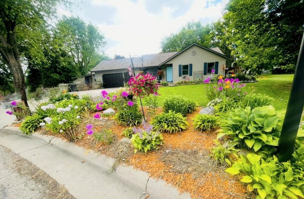 Photo of 731 Sherwood LANE, Jefferson, WI 53549 (MLS # 1943508)