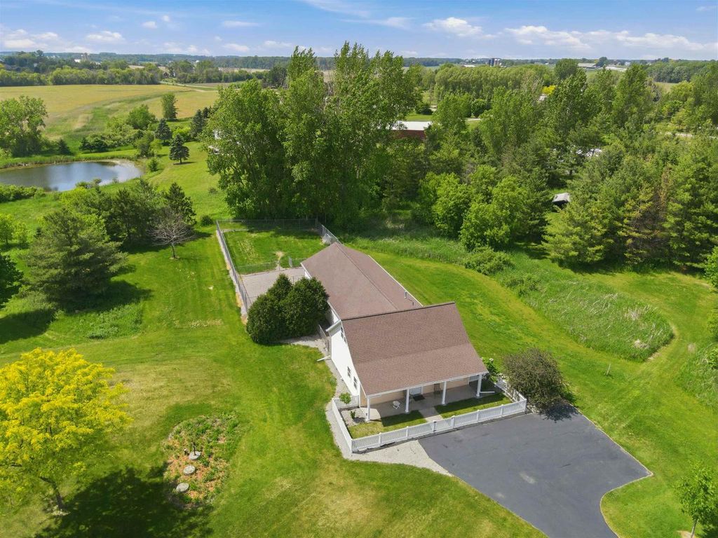 Photo of W3549 Center Valley ROAD, Appleton, WI 54913 (MLS # 50326972)
