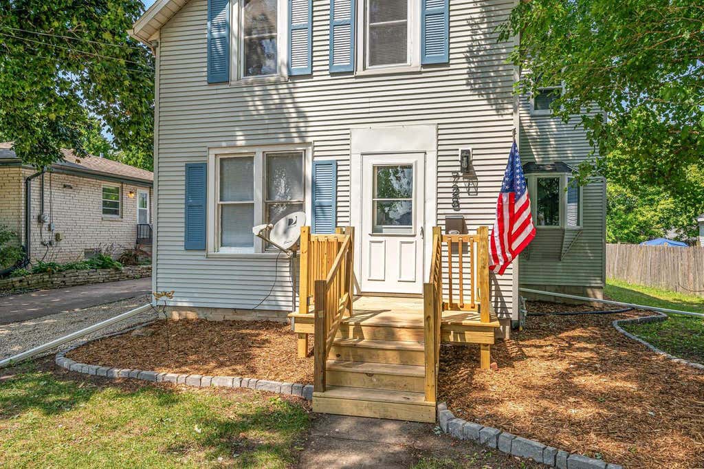 Photo of 728 W 4th AVENUE, Oshkosh, WI 54901 (MLS # 50330148)