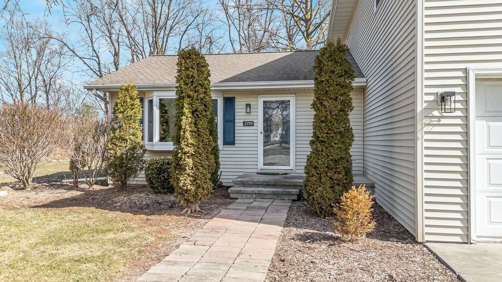 Photo of 2190 Carleton AVENUE, Appleton, WI 54915 (MLS # 50322129)