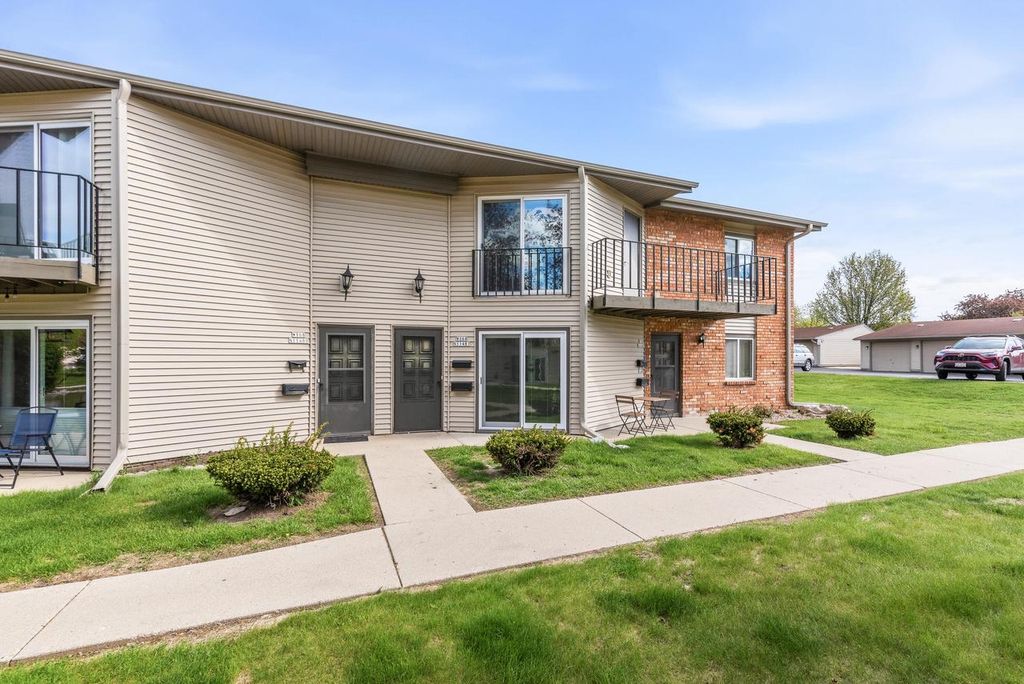 Photo of W168N11487 El Camino DRIVE, Germantown, WI 53022 (MLS # 1960558)