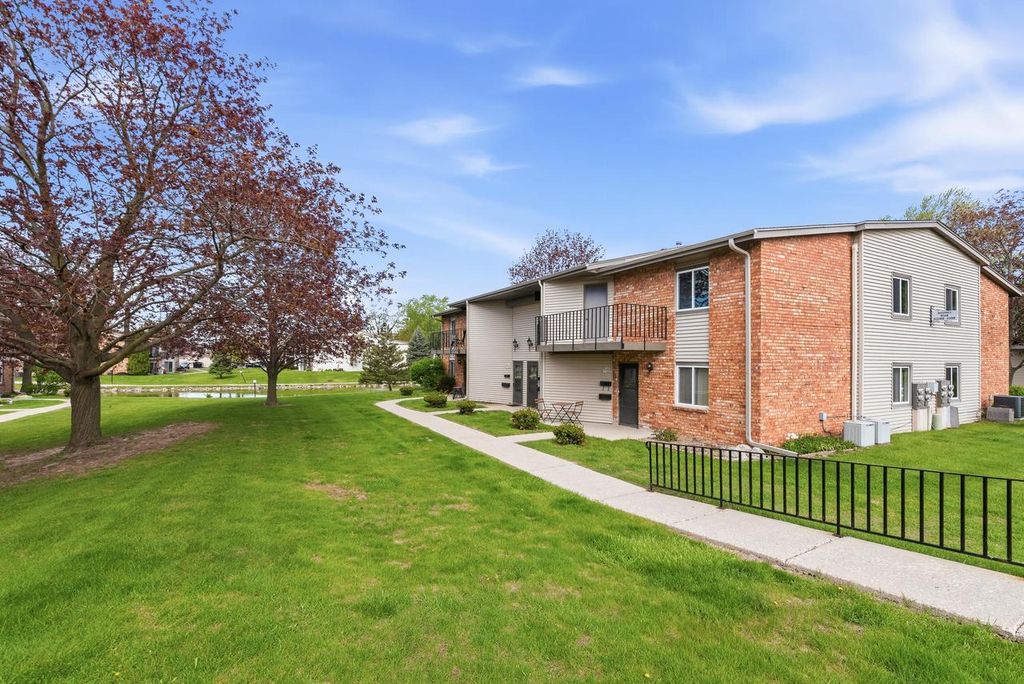 Photo of W168N11487 El Camino DRIVE, Germantown, WI 53022 (MLS # 1960558)