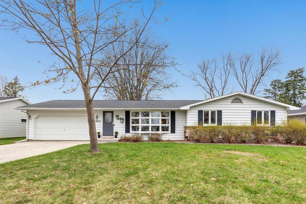 Photo of 3025 Lawndale DRIVE, Green Bay, WI 54311 (MLS # 50325052)