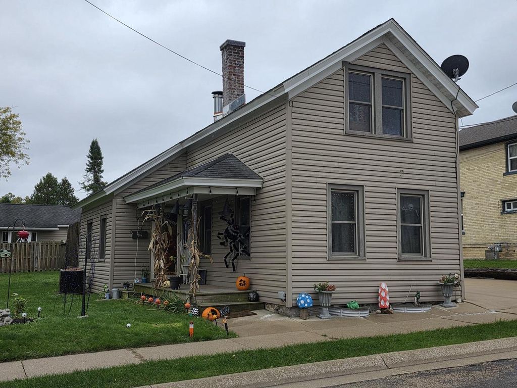 Photo of 915 Cleveland STREET, Watertown, WI 53098 (MLS # 1940302)