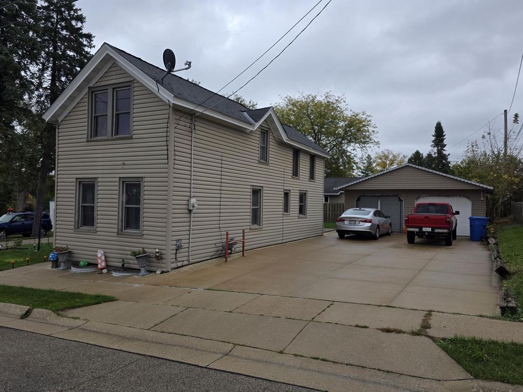 Photo of 915 Cleveland STREET, Watertown, WI 53098 (MLS # 1940302)