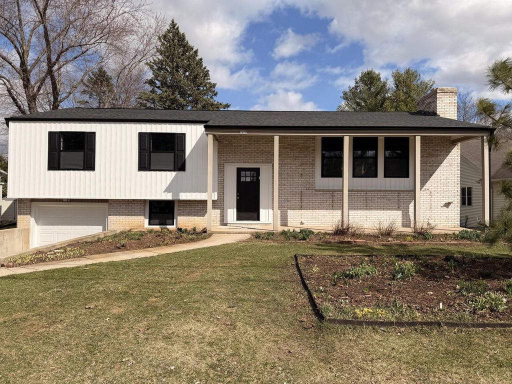 Photo of 1413 Center STREET, Watertown, WI 53098 (MLS # 1955536)
