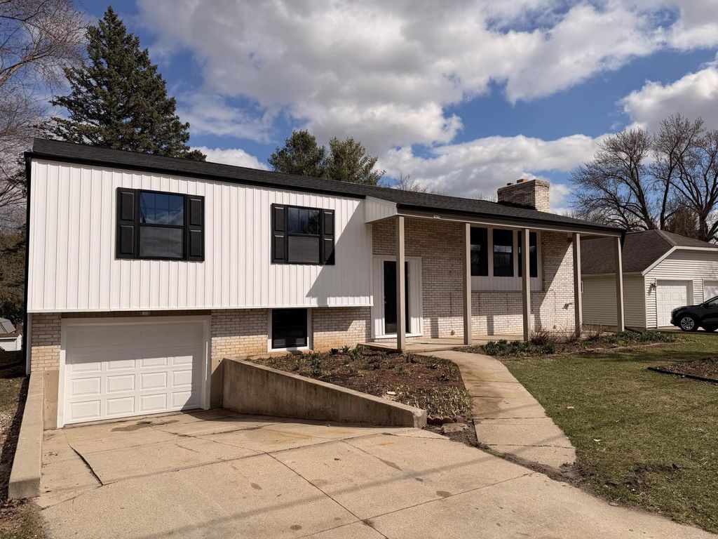 Photo of 1413 Center STREET, Watertown, WI 53098 (MLS # 1955536)