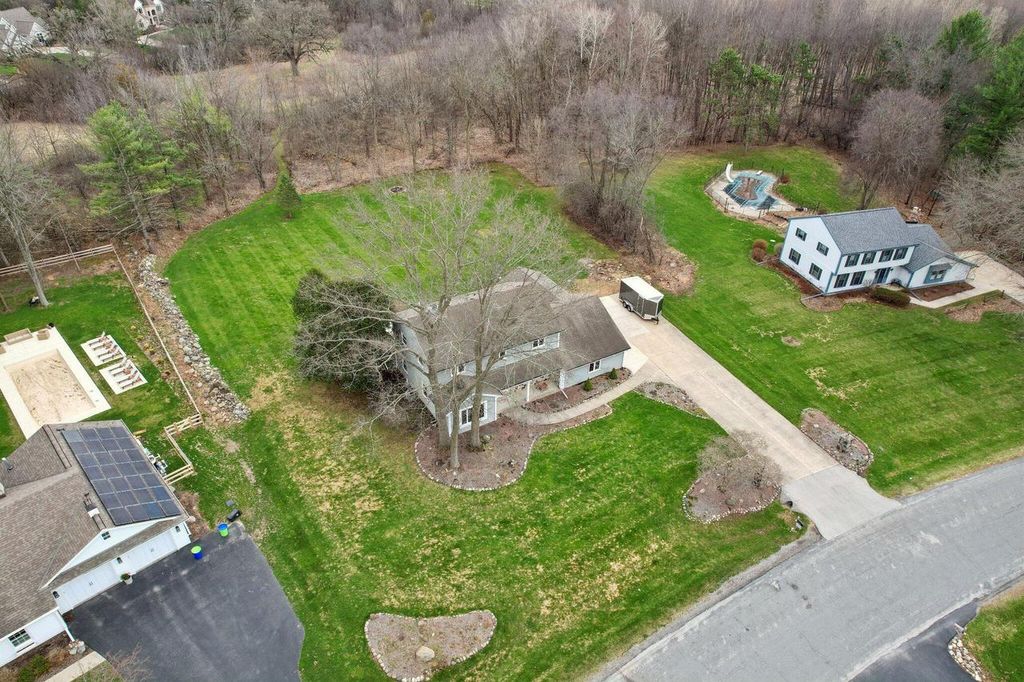 Photo of N61W29595 S Woodfield ROAD, Hartland, WI 53029 (MLS # 1956704)