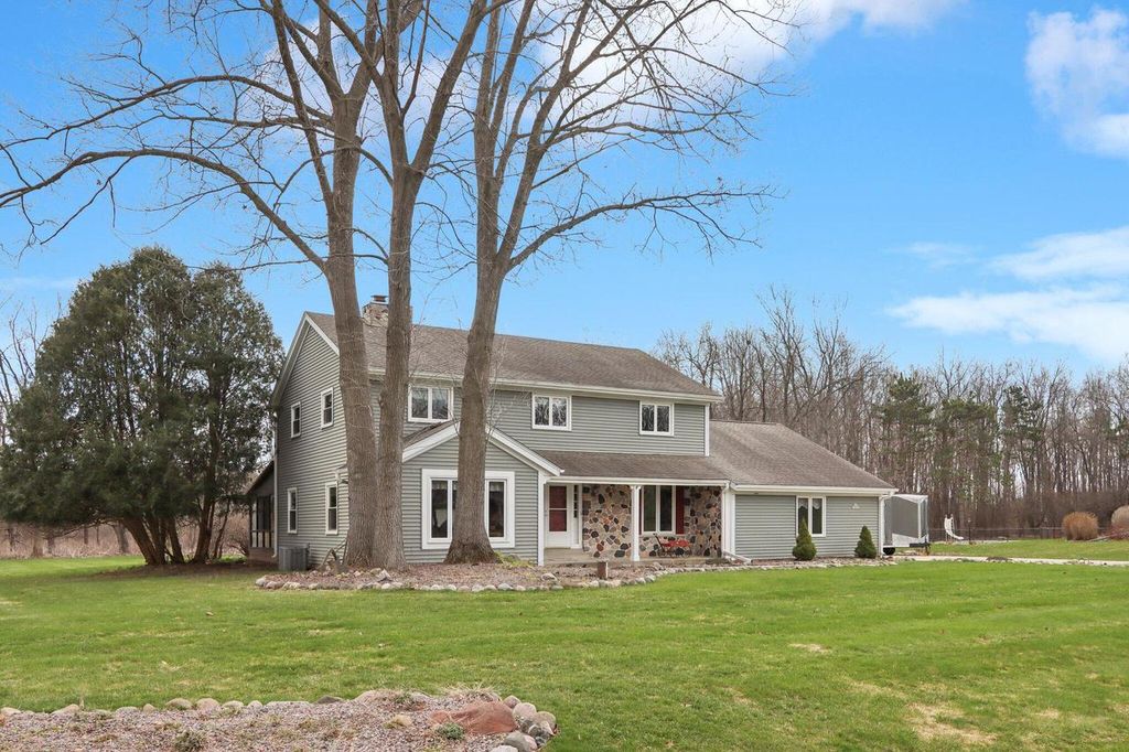 Photo of N61W29595 S Woodfield ROAD, Hartland, WI 53029 (MLS # 1956704)