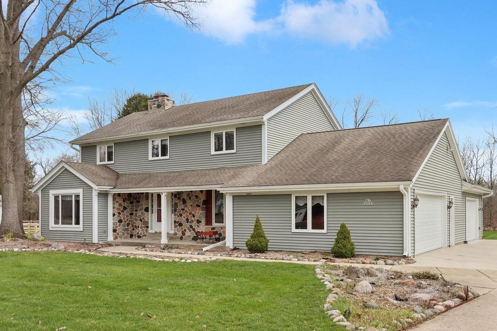 Photo of N61W29595 S Woodfield ROAD, Hartland, WI 53029 (MLS # 1956704)