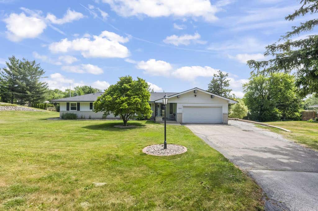 Photo of 1310 Sunnycrest DRIVE, Waukesha, WI 53186 (MLS # 1965672)
