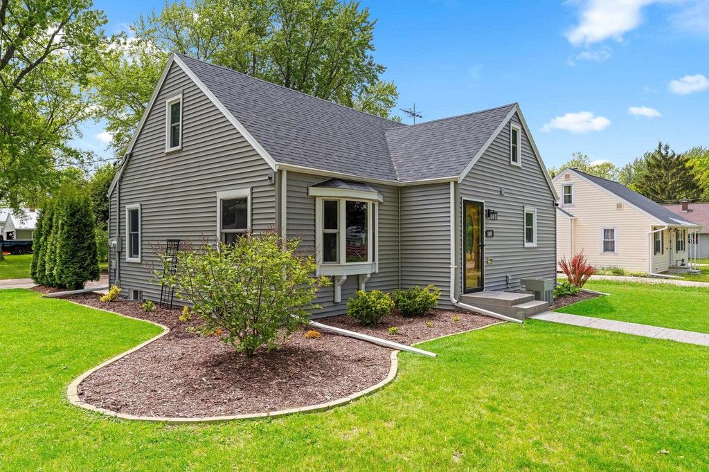 Photo of 1405 W Brewster STREET, Appleton, WI 54914 (MLS # 50326062)