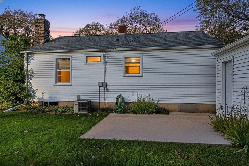 Photo of 839 Marquette AVENUE, Green Bay, WI 54304 (MLS # 50334617)