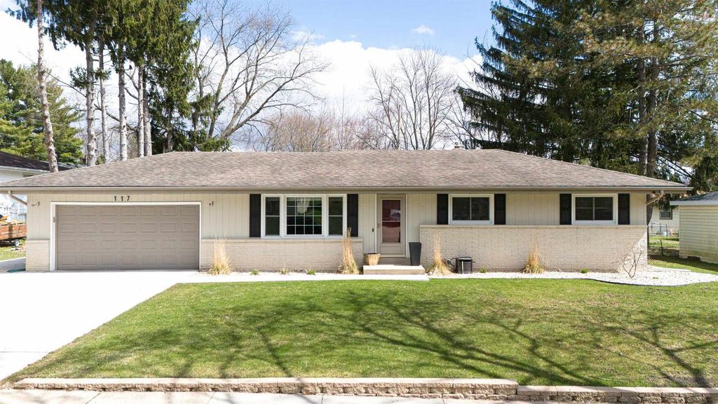 Photo of 117 S Pontiac DRIVE, Janesville, WI 53545 (MLS # 2020246)