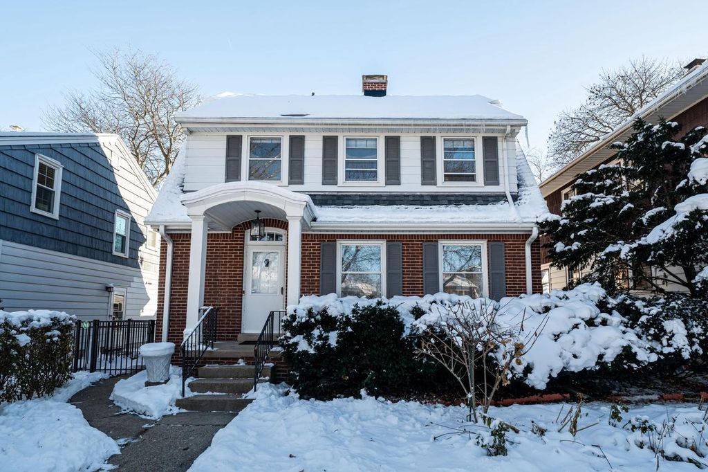 Photo of 4616 N Larkin STREET, Whitefish Bay, WI 53211 (MLS # 1944114)