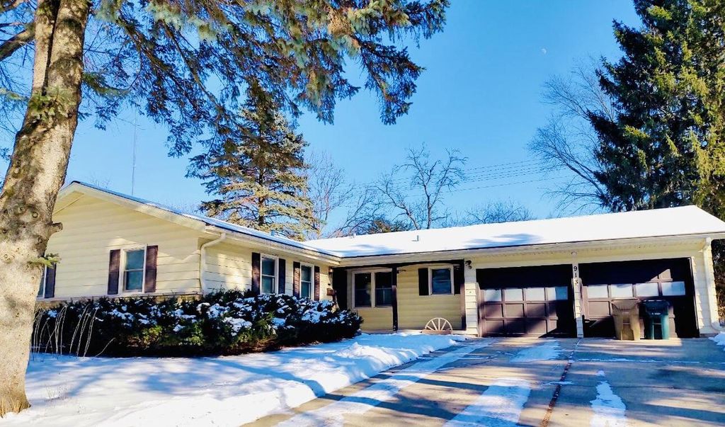 Photo of 913 Chapel Hill ROAD, Madison, WI 53711 (MLS # 1948987)
