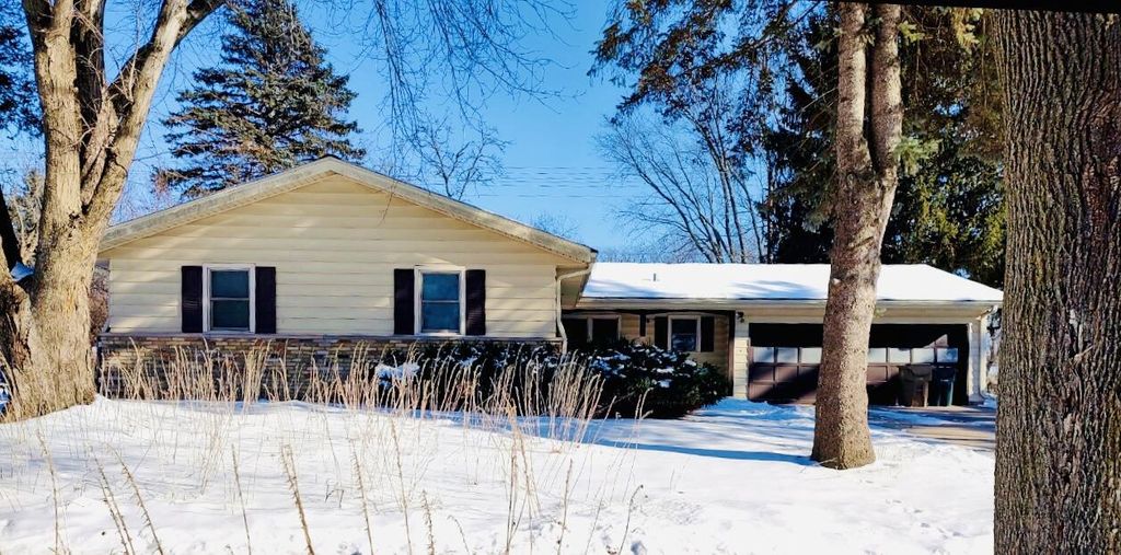 Photo of 913 Chapel Hill ROAD, Madison, WI 53711 (MLS # 1948987)