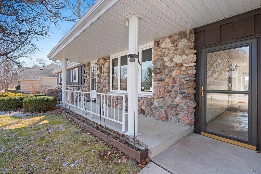 Photo of 2245 Larkspur DRIVE, Appleton, WI 54915 (MLS # 50323455)