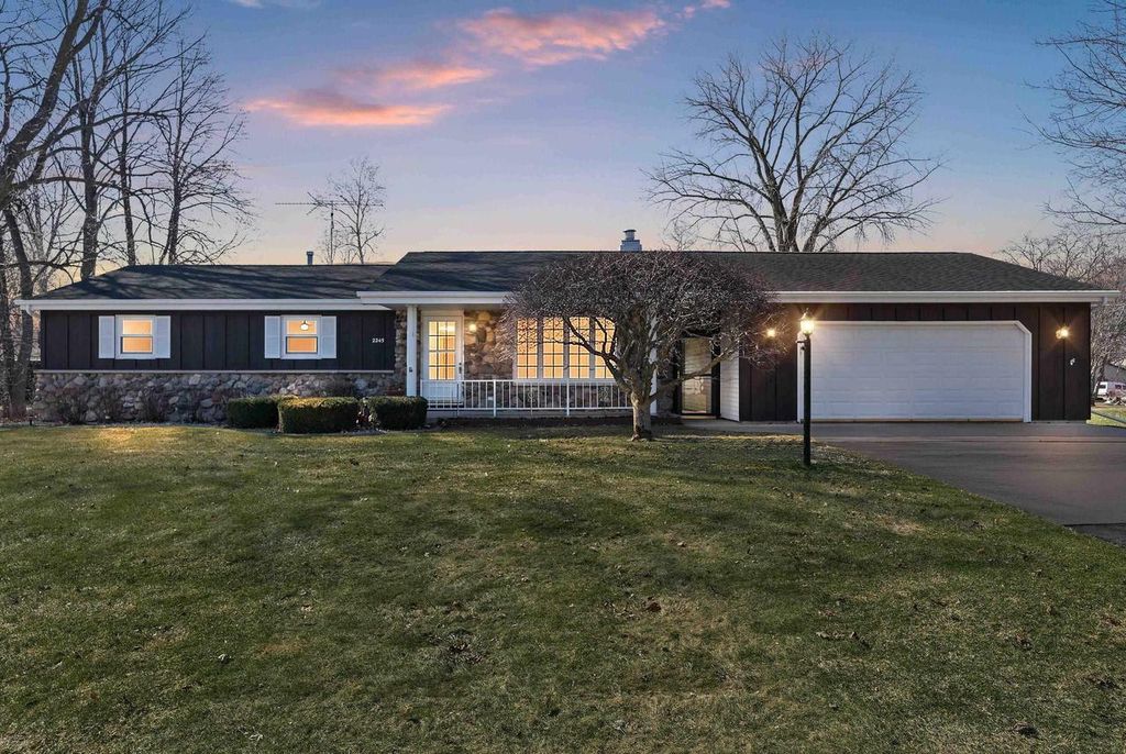 Photo of 2245 Larkspur DRIVE, Appleton, WI 54915 (MLS # 50323455)