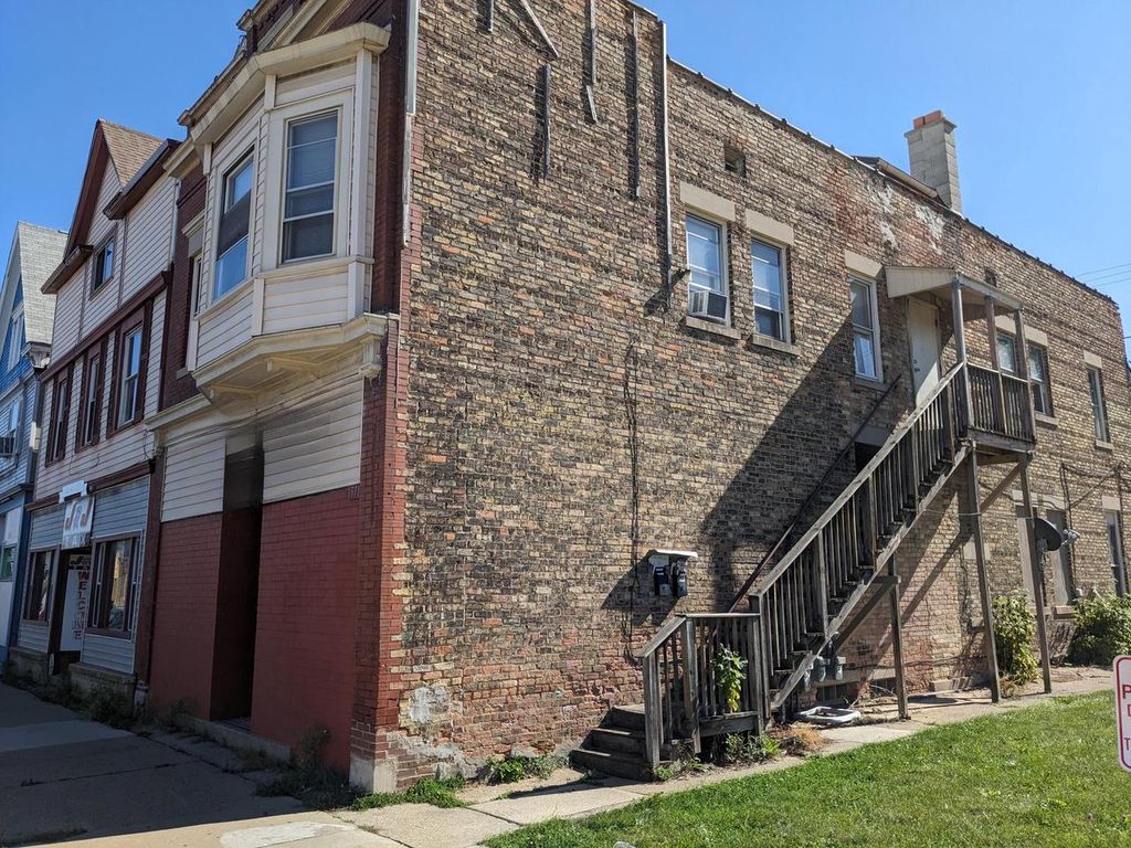 Photo of 1571 W Lincoln AVENUE, Milwaukee, WI 53215 (MLS # 1938456)