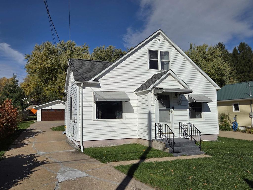 Photo of 604 N Chestnut AVENUE, Marshfield, WI 54449 (MLS # 22505028)