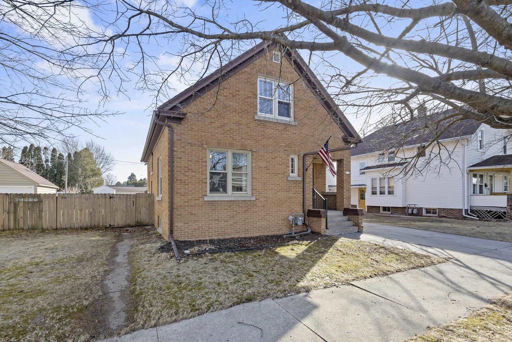 Photo of 2111 Hamilton STREET, Manitowoc, WI 54220 (MLS # 50322157)