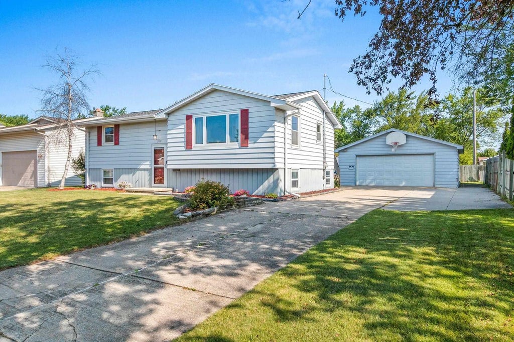 Photo of 2459 Robinson AVENUE, Green Bay, WI 54311 (MLS # 50329912)