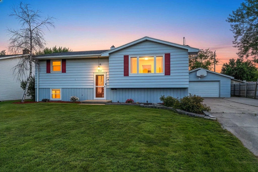 Photo of 2459 Robinson AVENUE, Green Bay, WI 54311 (MLS # 50329912)