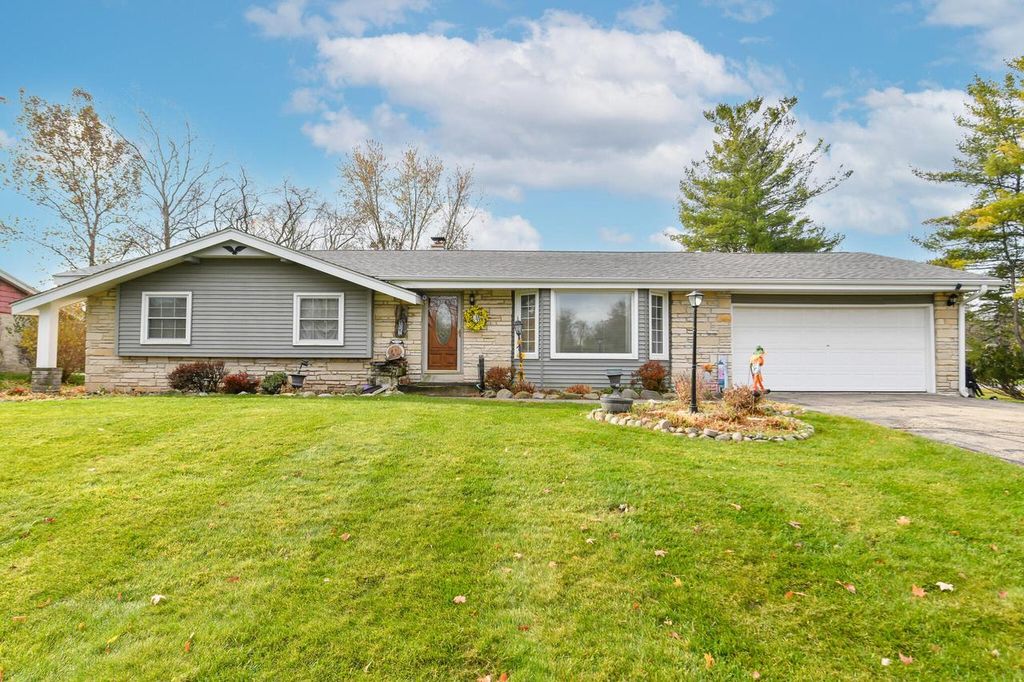 Photo of 5131 S Root River PARKWAY, Greenfield, WI 53228 (MLS # 1944169)