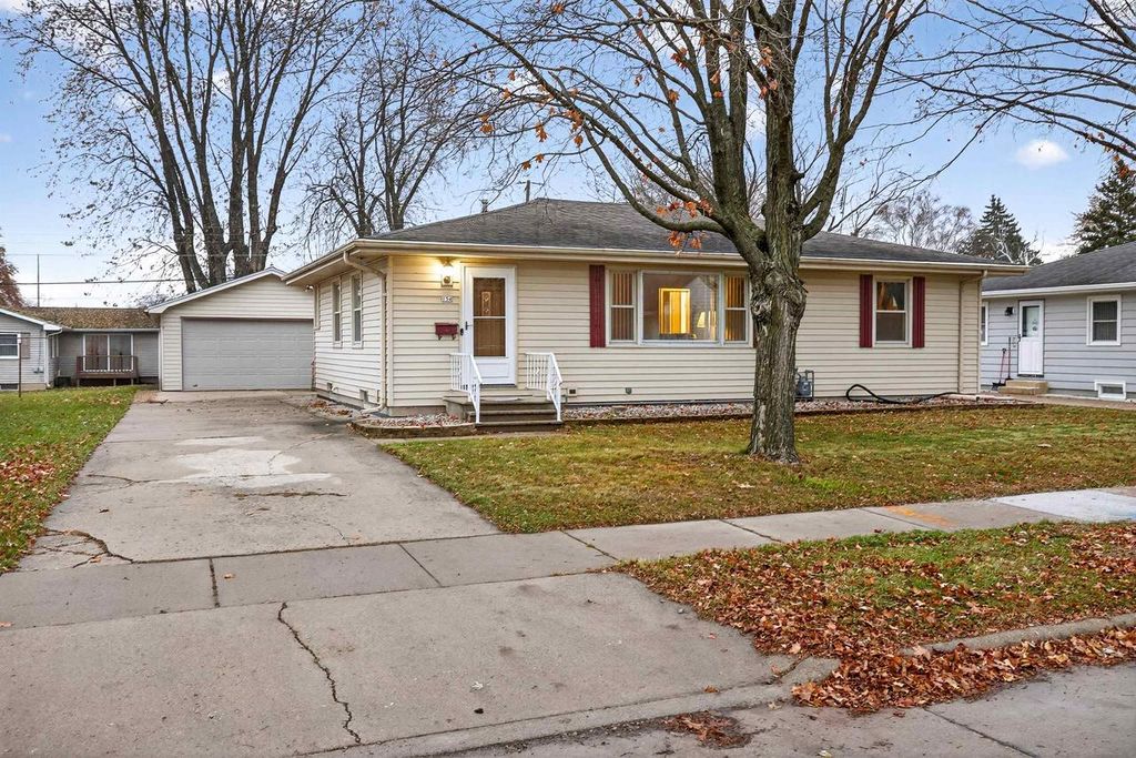 Photo of 154 N Lark STREET, Oshkosh, WI 54902 (MLS # 50318769)