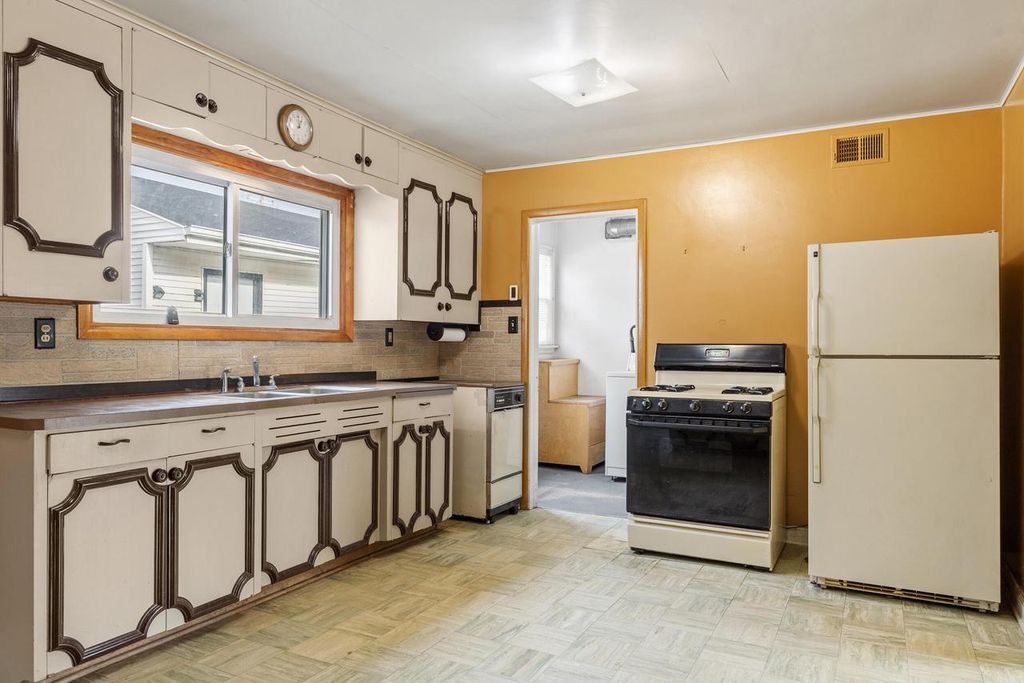 Photo of 1330 Mayflower AVENUE, Sheboygan, WI 53083 (MLS # 1943643)