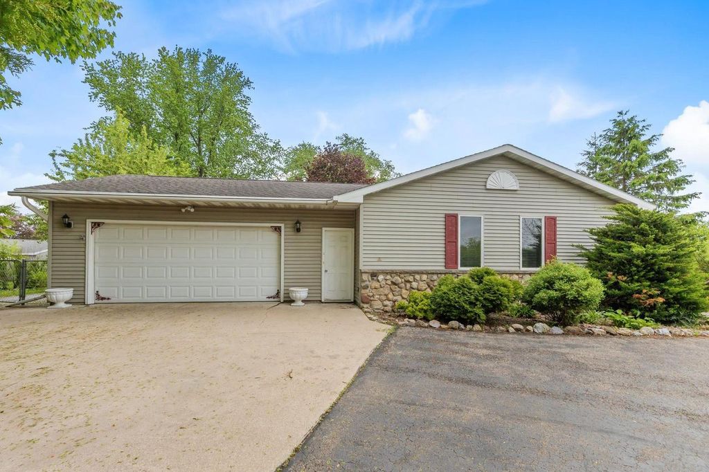 Photo of 2220 W 20th AVENUE, Oshkosh, WI 54904 (MLS # 50325868)