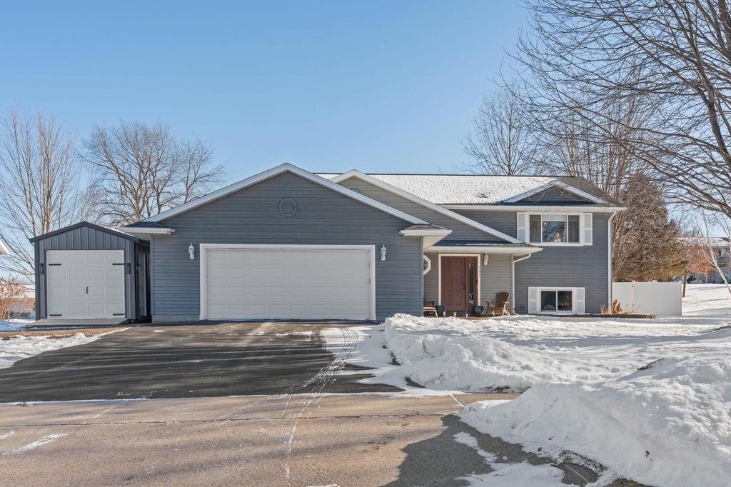 Photo of 531 Midway DRIVE, Reedsburg, WI 53959 (MLS # 2013980)