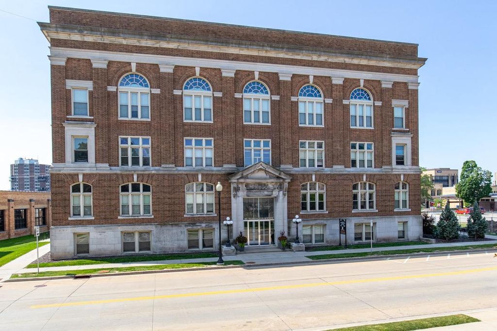 Photo of 105 Washington AVENUE #304, Oshkosh, WI 54901 (MLS # 50321581)